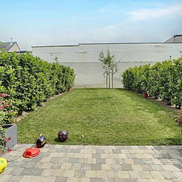 SOUS OFFRE! Uccle : Magnifique maison avec jardin et parkings