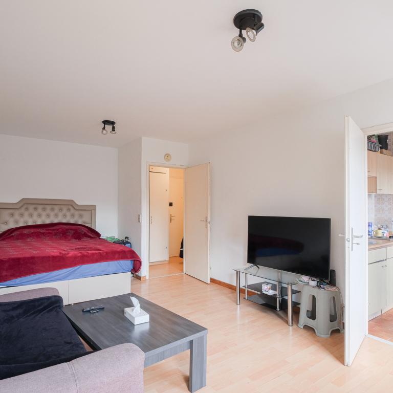 Tour et Taxi - Studio de ± 35m² bruts à rénover.