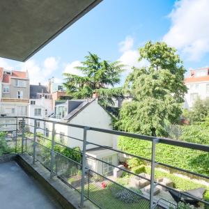 SOUS OFFRE ! Châtelain: Magnifique appartement 2 chambres avec terrasse