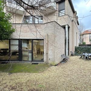 SOUS OFFRE ! Observatoire: belle surface de bureaux avec jardin et parkings 