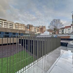 Collège 17 : Beau RDC neuf + vaste terrasse + parking