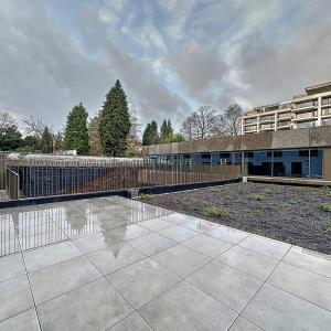 Collège 17 : Beau RDC neuf + vaste terrasse + parking