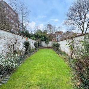 Cinquantenaire: maison de caractère 6 ch. jardin sud-ouest