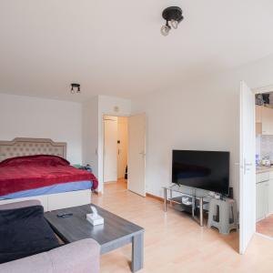 Tour et Taxi - Studio de ± 35m² bruts à rénover.