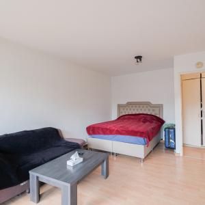 Tour et Taxi - Studio de ± 35m² bruts à rénover.