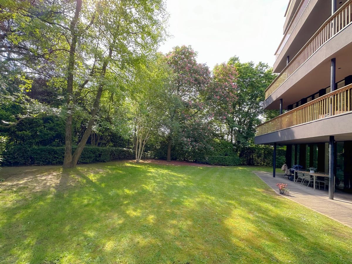 Uccle, Parc Hamoir,  appartement  de 165 m² avec jardin 
