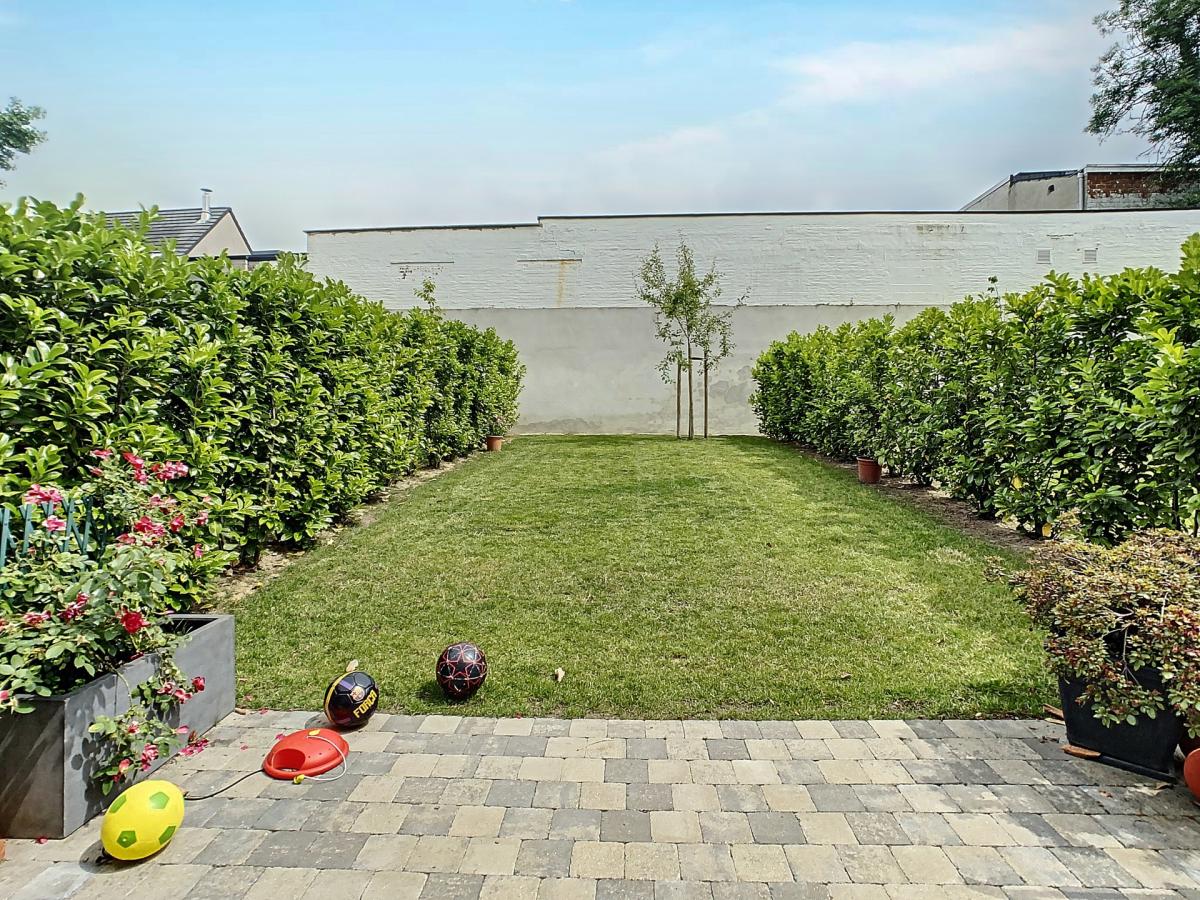 SOUS OFFRE! Uccle : Magnifique maison avec jardin et parkings