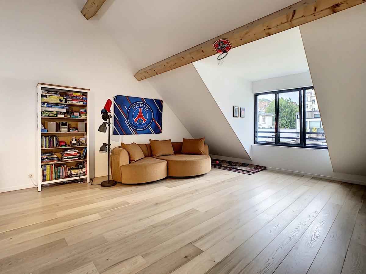 SOUS OFFRE! Uccle : Magnifique maison avec jardin et parkings