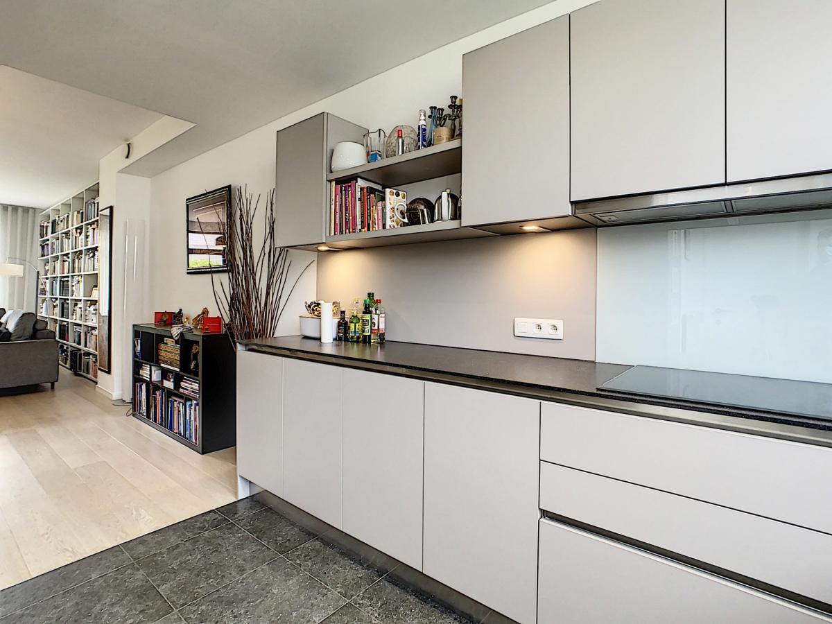 SOUS OFFRE! Uccle : Magnifique maison avec jardin et parkings