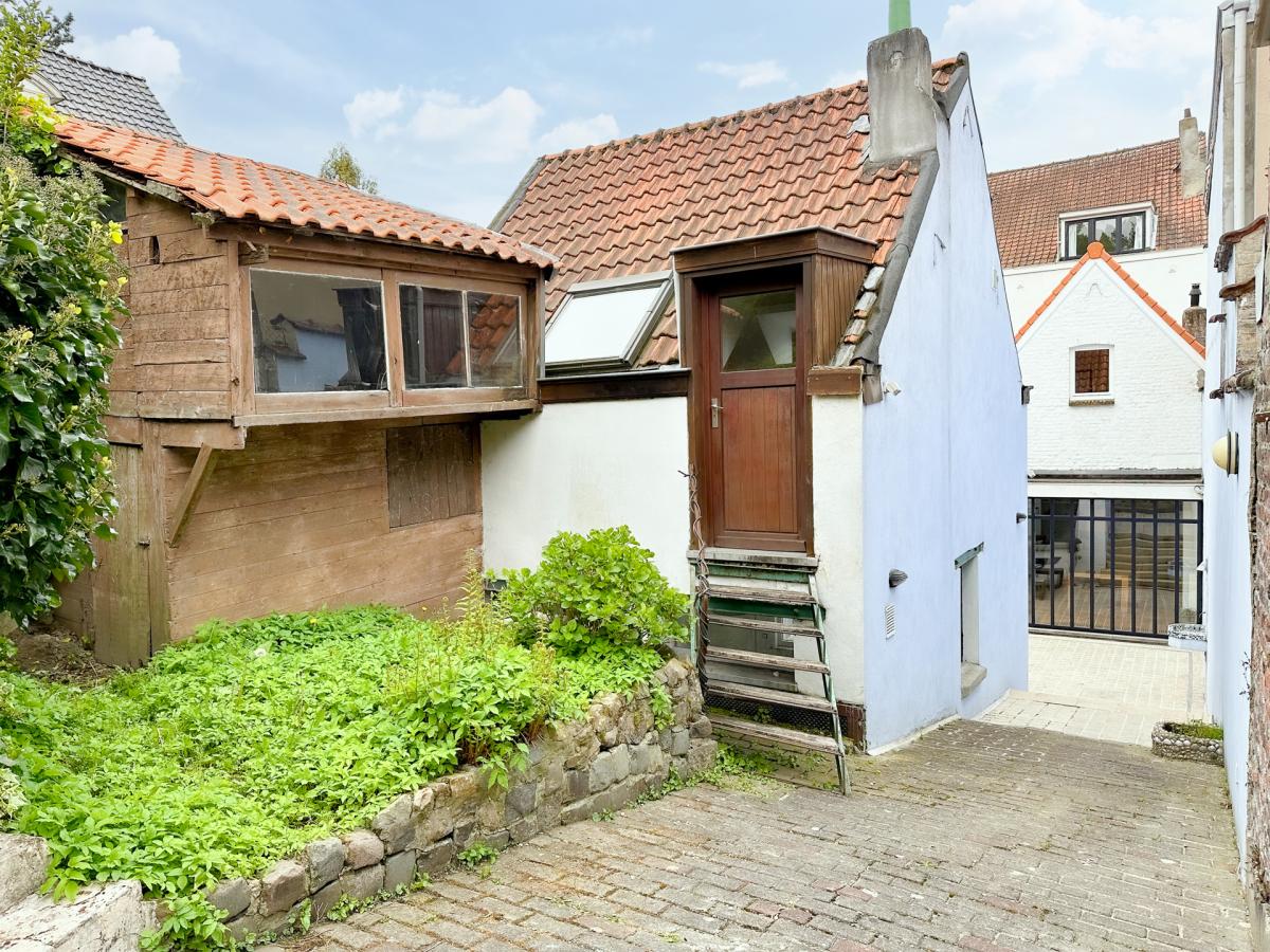 SOUS OFFRE! Cavell: Superbe maison avec garage, jardin et arrière maison