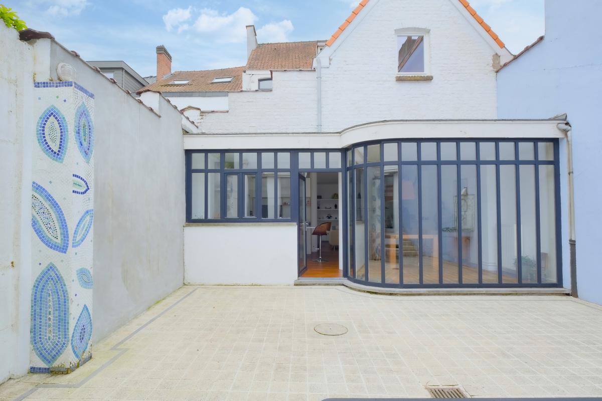 SOUS OFFRE! Cavell: Superbe maison avec garage, jardin et arrière maison