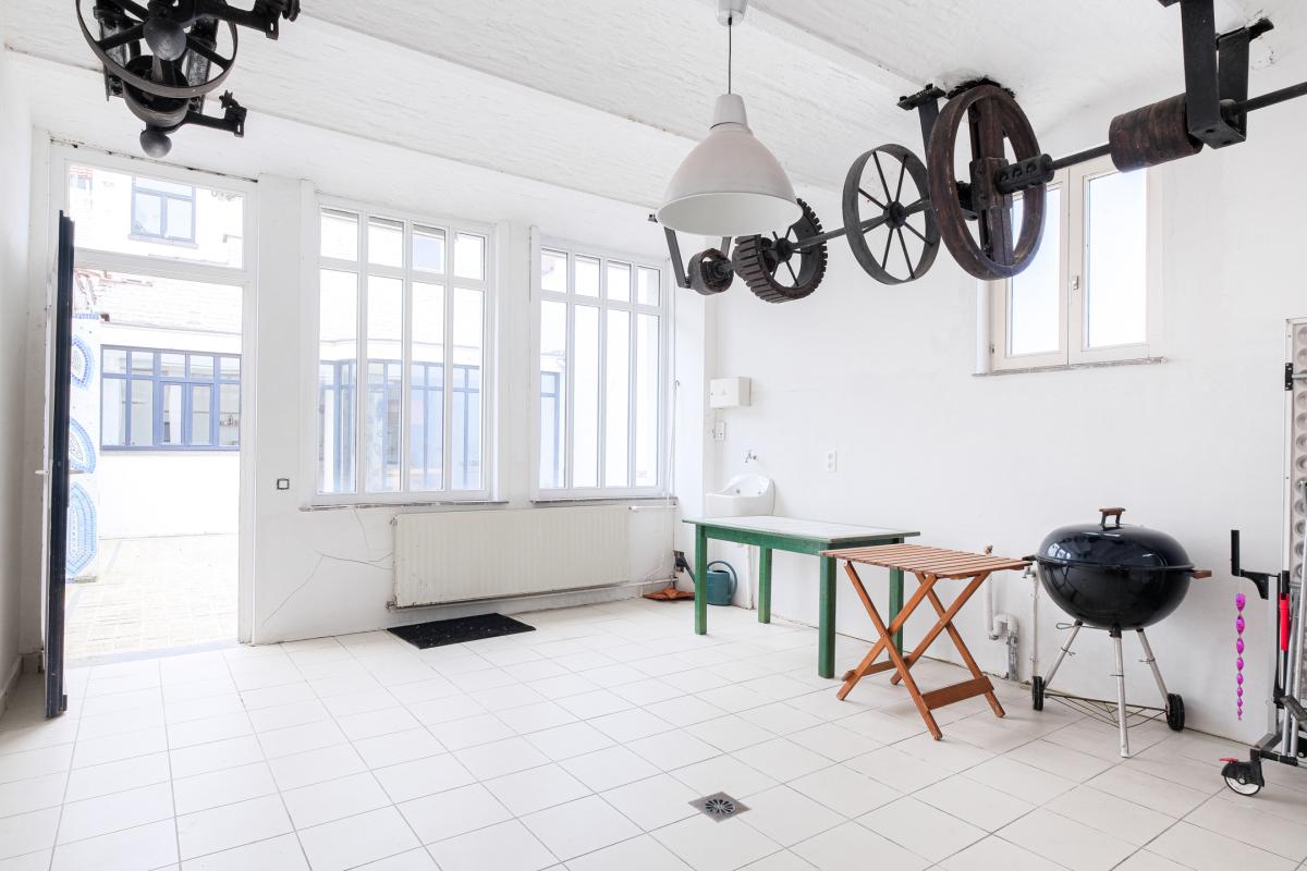 SOUS OFFRE! Cavell: Superbe maison avec garage, jardin et arrière maison