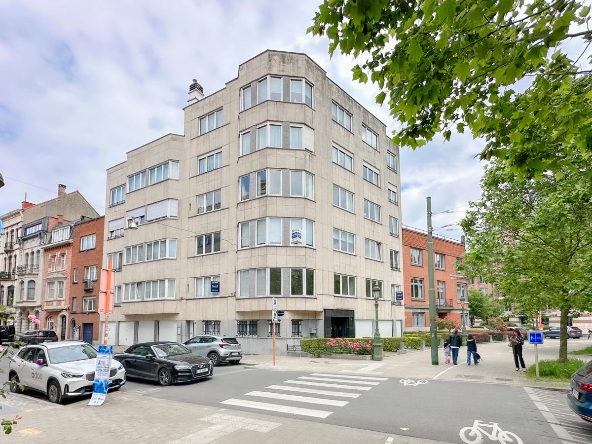 SOUS OFFRES! Churchill appartement de 198 m² rénové 4 chambres et garage