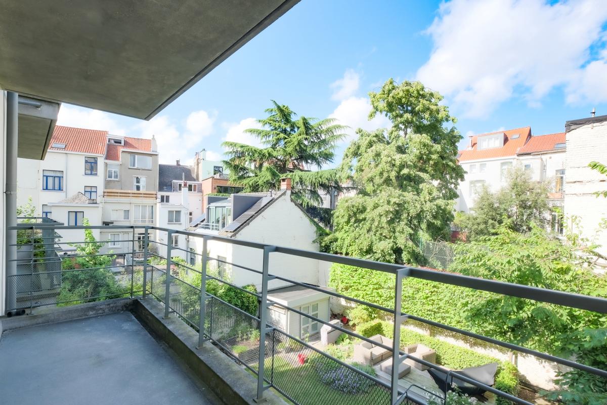 SOUS OFFRE ! Châtelain: Magnifique appartement 2 chambres avec terrasse