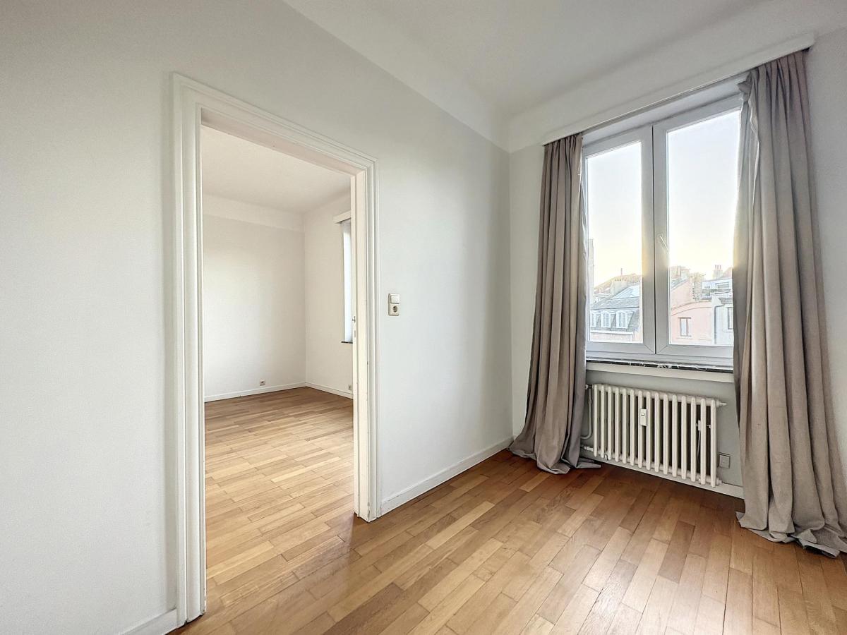 Pl. Brugmann : Superbe appartement + balcon 