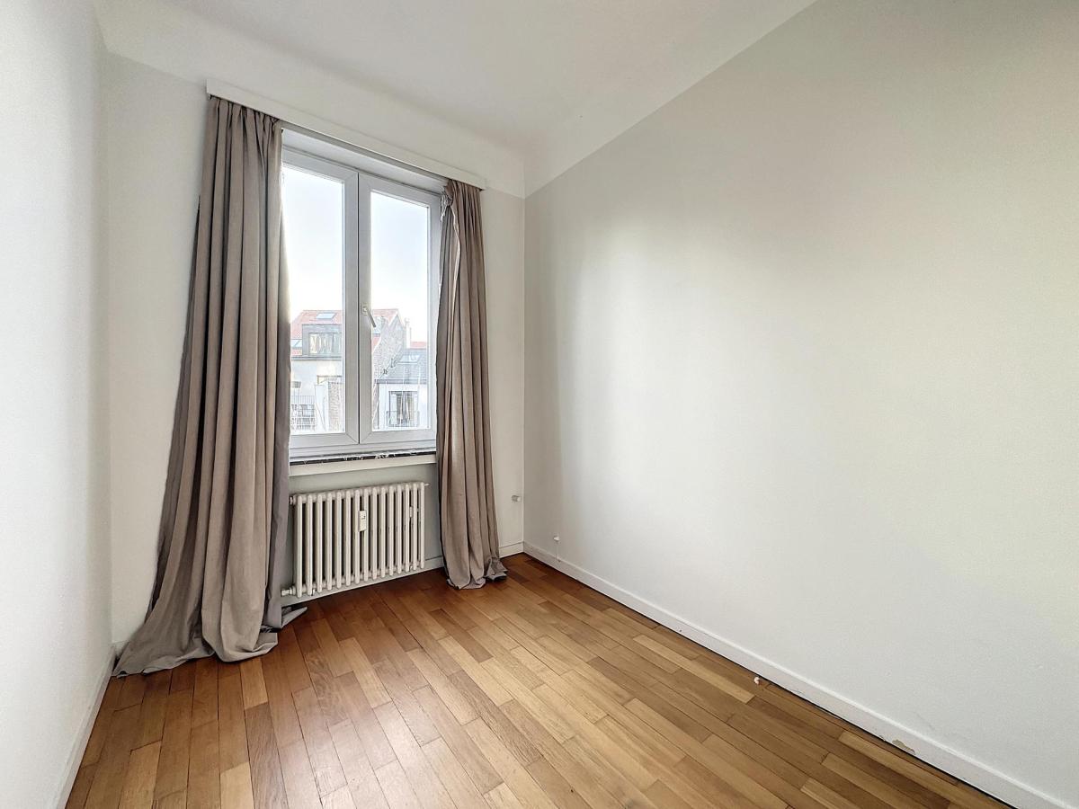 Pl. Brugmann : Superbe appartement + balcon 