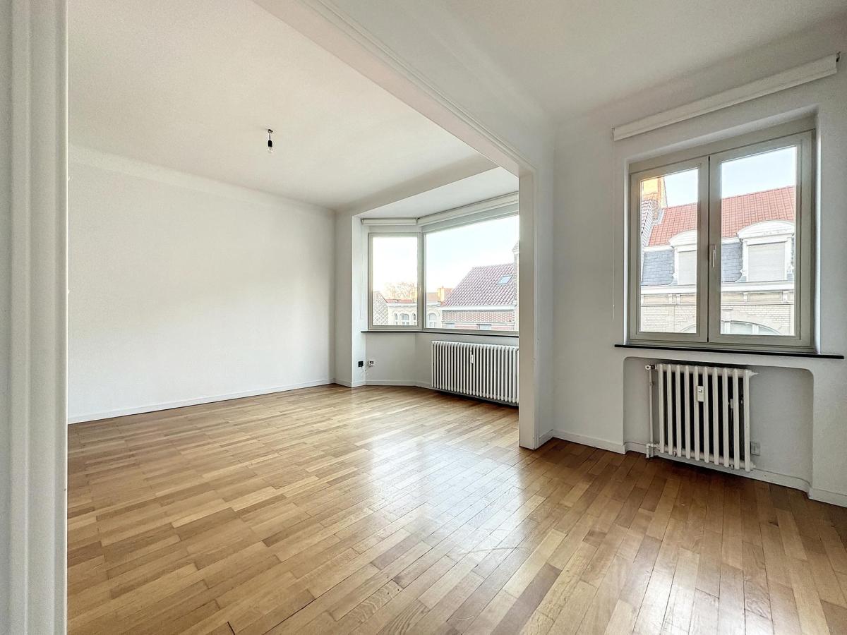 Pl. Brugmann : Superbe appartement + balcon 