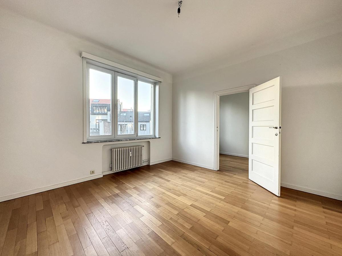 Pl. Brugmann : Superbe appartement + balcon 