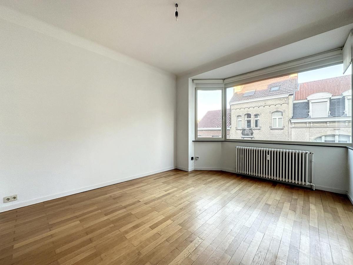 Pl. Brugmann : Superbe appartement + balcon 