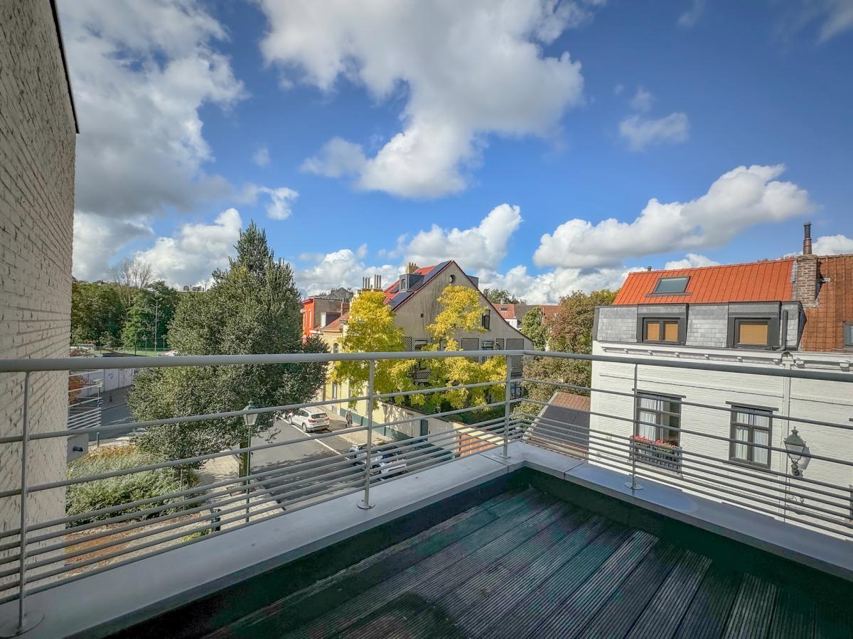 SOUS OFFRE 8 Uccle/maison communale: Beau duplex. 3 chambres, 2 terrasses