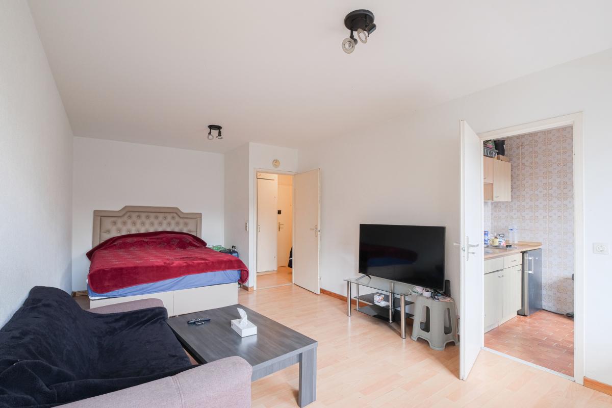 Tour et Taxi - Studio de ± 35m² bruts à rénover.