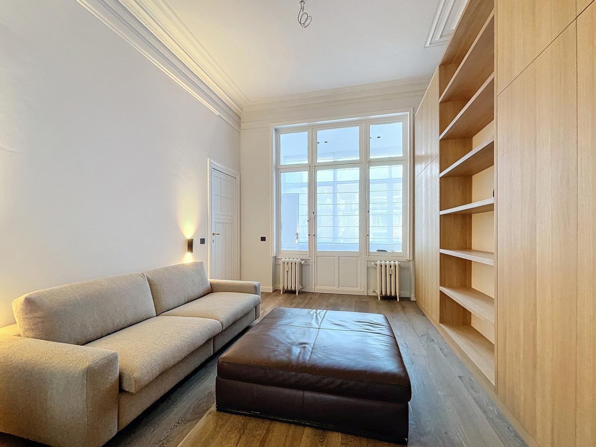 Pl. Brugmann : Magnifique appartement meublé 2 ch. + bureau 