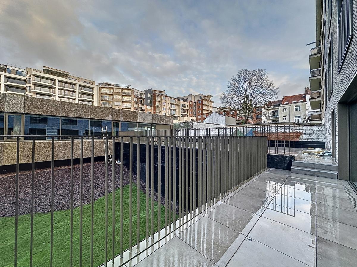 Collège 17 : Beau RDC neuf + vaste terrasse + parking