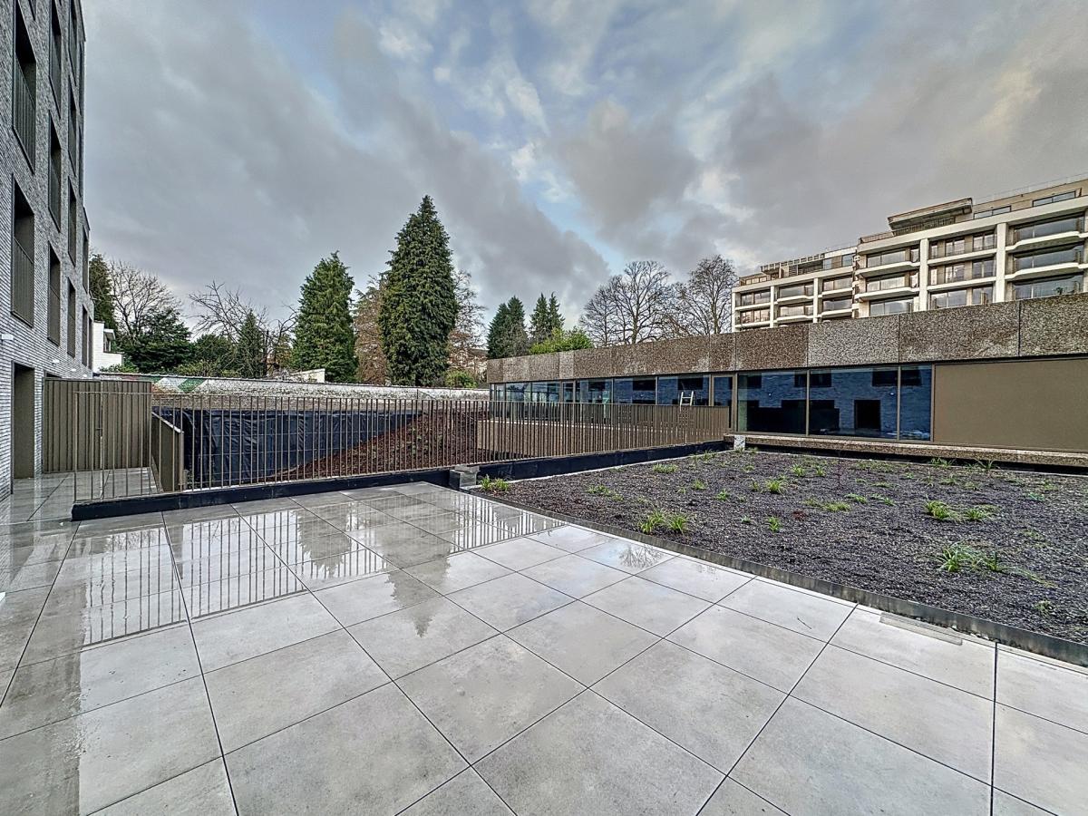 Collège 17 : Beau RDC neuf + vaste terrasse + parking