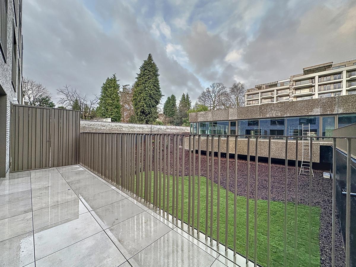 Collège 17 : Beau RDC neuf + vaste terrasse + parking