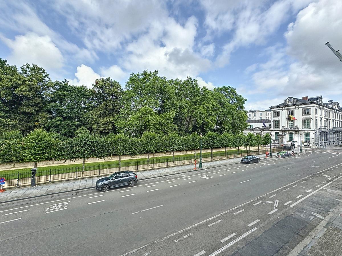 Quartier Royal: Joli bureau sur 2 étages + terrasse + jardin