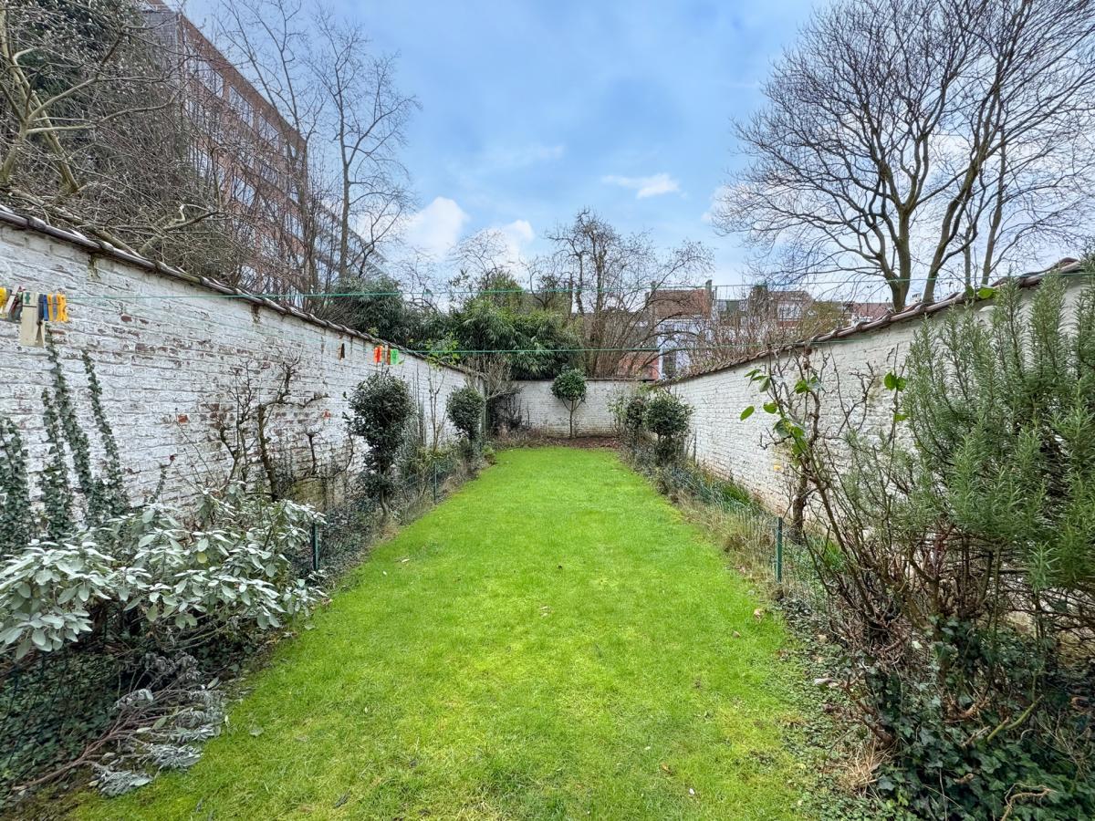 Cinquantenaire: maison de caractère 6 ch. jardin sud-ouest