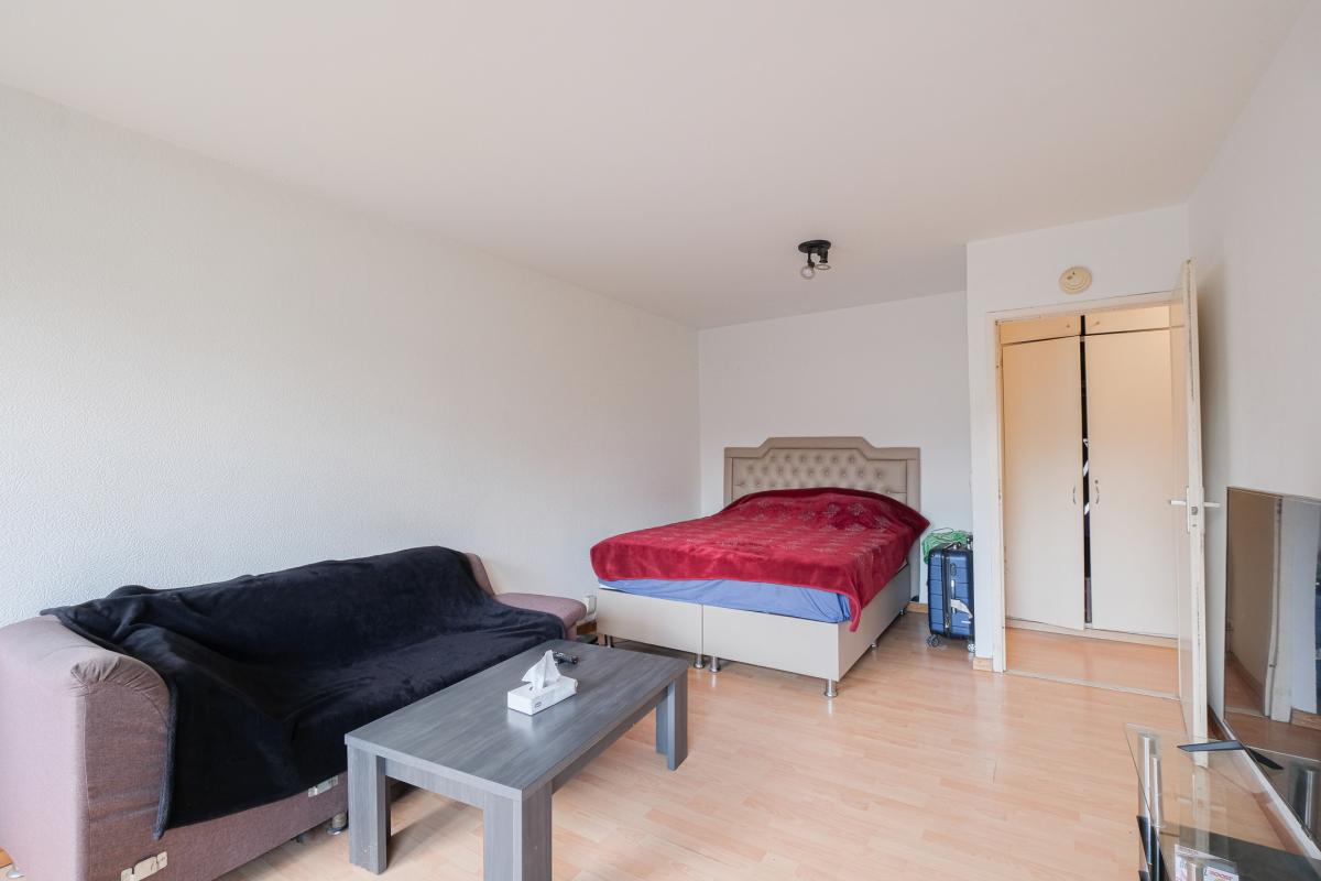 Tour et Taxi - Studio de ± 35m² bruts à rénover.